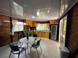 AO EO little wooden house honeymoon suite，聖地亞哥洛斯卡巴的小屋