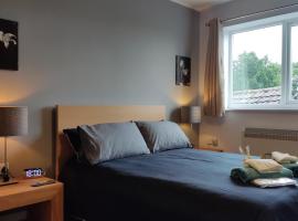 Modern 1-Bed Flat in Wigan, feriebolig i Wigan