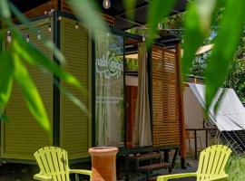 Tiny garden house, hotel in Turrialba