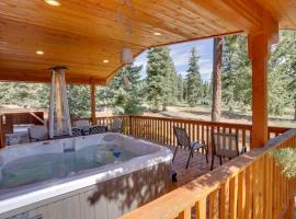 Spacious Duck Creek Village Cabin with Hot Tub!, hotel in Duck Creek Village