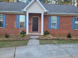 Comfy 2-BR Newly Renovated Abode in Fayetteville, hótel í Fayetteville