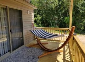 Tiny home with hammock loft BBQ and yard, sumarbústaður í Phenix City