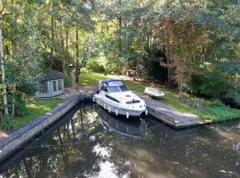 Waterside Cottage - Hot Tub, Mooring, Arcade, Bar, hotell i Neatishead