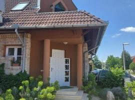Petra Vend&eacute;gh&aacute;z, hotel com estacionamento em Szeksz&aacute;rd