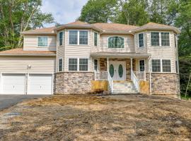 Spacious Tobyhanna Home with Pool Table and Fire Pit!, hotel in Tobyhanna