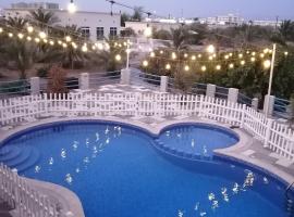 مزرعة واستراحة المنامة, hotel s parkiralištem 