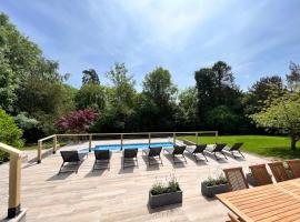 Refurbished coach house with pool & wood fired hot tub, hotel v destinácii Burwash