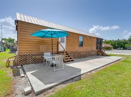 Everglades Rental Trailer Cabin with Boat Slip!, hotell i Everglades City