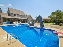 Lonsdale Vacation Rental with Pool and Hot Tub!, hotel con parking en Lonsdale