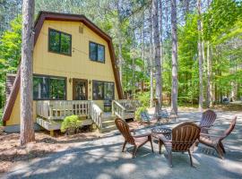 Crystal Mountain Cabin with Cozy Fireplace!, vacation home in Thompsonville