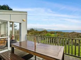 Olde Beach Pearl - Waikanae Beach Holiday Home