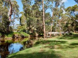 Lorne Foreshore Caravan Park, hotel Lorne-ban