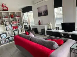 Radiance - Chic Fitzroy Street Apartment