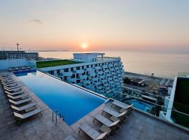 Beach Side Heaven Apartment in Infinity Beach Resort - parking, spahotell i Mamaia