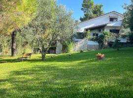 House in Sani,very close to the beach and marina, khách sạn ở Sani Beach