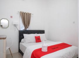 RedDoorz Plus At Lovina Inn Tonrangeng River Side, hotell i Parepare