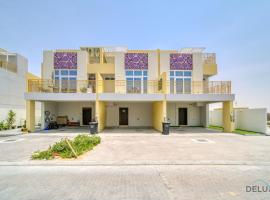 Magnificent 3BR Townhouse at DAMAC Hills 2, Dubailand by Deluxe Holiday Homes, apartment in Dubai