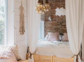 Domek w drzewach w Siedlisku Polanka, hotel in Dobre