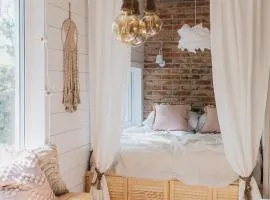 Domek w drzewach w Siedlisku Polanka