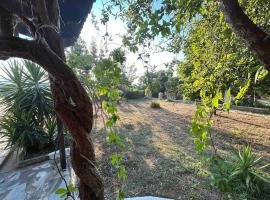 YourLittleMiracle-PanoramicView+FirePit+Garden+BBQ, hotel with parking in Argalasti