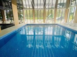 Gold Apartament w Pobierowie z basenem, hotel em Pobierowo