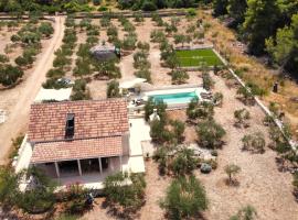 Villa Mista, cabaña o casa de campo en Sutivan