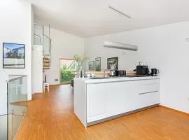 Contemporary bolthole, short walk from City