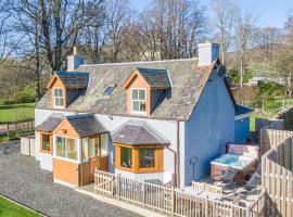 Gardener’s Cottage with Hot Tub, hotel with jacuzzis in Blairgowrie