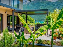 Chalet Lomatika - OVO Network, hotel with jacuzzis in Doussard