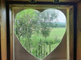 Off grid Rosie Sheperd hut and summerhouse plus 1 acre at Tanyrallt, hotel di Llanybydder