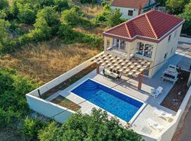 Stunning Home In Primorski Dolac With Outdoor Swimming Pool, βίλα σε Primorski Dolac