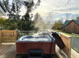 Sparrowhawk Cottage with Hot Tub