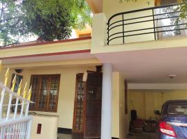 Entire 4 Bedroom villa, lemmikkystävällinen hotelli kohteessa Trivandrum