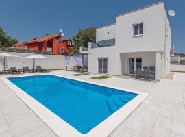 Awesome Home In Bilice With Wifi, casa de campo em Bilice