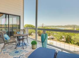 Canyon Lake Rental with Balcony and Lake Views, hotel em Canyon Lake