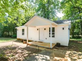 Greer Vacation Rental about 11 Mi to Greenville!, hotel with parking in Greer