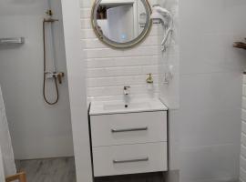 Pokój z własną kuchnią i łazienką Żyrardów SUNTAGO, povoljni hotel u gradu 'Żyrardów'