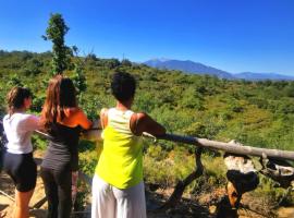 Yourte contemporaine avec magnifique vue sur les montagnes, perkhemahan mewah di Rigarda