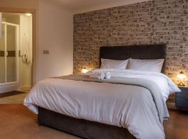 Spacious 4-Bedroom House in Aylesbury Ideal for Contractors Professionals or Larger Families, hotel em Aylesbury