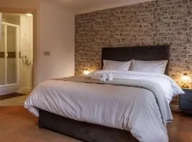 Spacious 4-Bedroom House in Aylesbury Ideal for Contractors Professionals or Larger Families