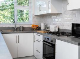 Newly Renovated 2 Bed house, hótel í Penryn