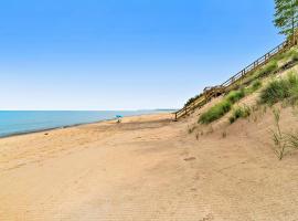 Dune House, hotel con estacionamiento en Manistee