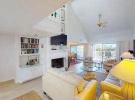 Serene Lakeview 3BR Condo near Beach & Amenities