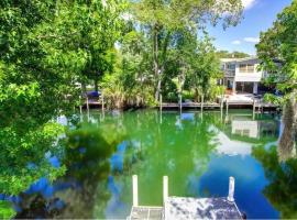 Weeki Wachee Retreat Canal home with hot tub kayaks canoe and boat with trolling motor included, hotel in Spring Hill