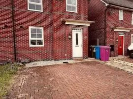 5 STAR LUXURY BIG HOUSE, JACUZZI SPA HOT TUB, PARKING, LIVERPOOL CITY CENTRE, SLEEPS 10, EASY LOCK BoX ENTRY! 1 MINUTE DRIVE FROM CITY CENTRE