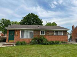 Cozy Bungalow in Madison Heights, bungalow en Madison Heights