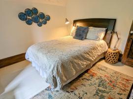 Blue China Room in a 150-Year-Old Victorian House, bed and breakfast en Orangeville