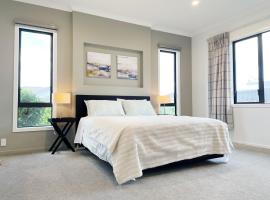 Modern，Spacious 5 bedroom house in north Hamilton: Hamilton şehrinde bir ucuz otel