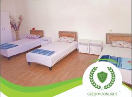 Green Moonlight: Ülgün şehrinde bir hostel