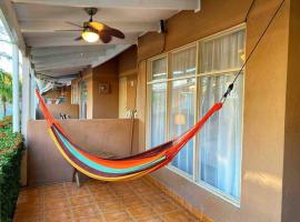 Beach Bliss - 1BR Villa with Pool 2 blocks from ocean, hotel in Jacó